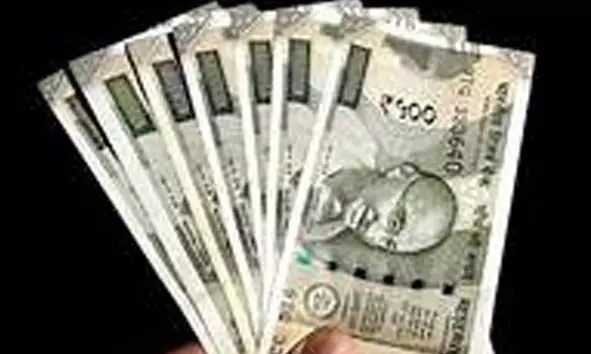 കാറിന്റെ ബോണറ്റില് ഒളിപ്പിച്ച് കടത്താന് ശ്രമിച്ച 10 ലക്ഷം രൂപ പൊലീസ് പിടികൂടി കാറിന്റെ ബോണറ്റില് ഒളിപ്പിച്ച് കടത്താന് ശ്രമിച്ച 10 ലക്ഷം രൂപ പൊലീസ് പിടികൂടി