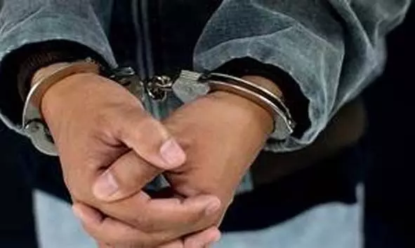 ചെറുവത്തൂരില് ലോഡ്ജ് കേന്ദ്രീകരിച്ച് പെണ്വാണിഭം ; സ്ത്രീകള് അടക്കമുള്ളവര് പിടിയില് ചെറുവത്തൂരില് ലോഡ്ജ് കേന്ദ്രീകരിച്ച് പെണ്വാണിഭം ; സ്ത്രീകള് അടക്കമുള്ളവര് പിടിയില്