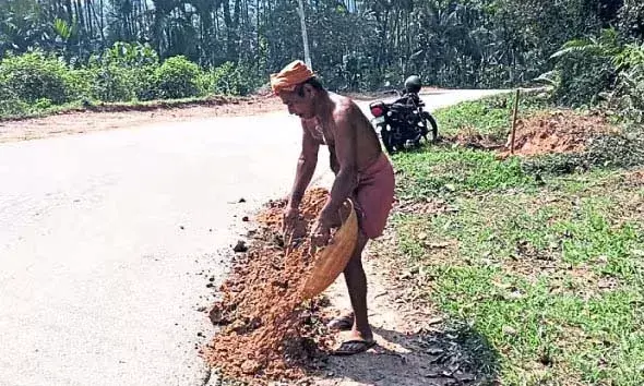 ആര്‍ക്കും അപകടം സംഭവിക്കരുത്; വൈകല്യങ്ങളെ അവഗണിച്ച് വീടിനടുത്തുള്ള തകര്‍ന്ന റോഡരികുകള്‍ തനിച്ച് നന്നാക്കി 63 കാരന്‍