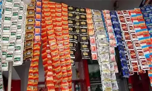 കാറില്‍ കടത്തിയ 112 പാക്കറ്റ് പുകയില ഉല്‍പ്പന്നങ്ങളുമായി യുവാവ് പിടിയില്‍