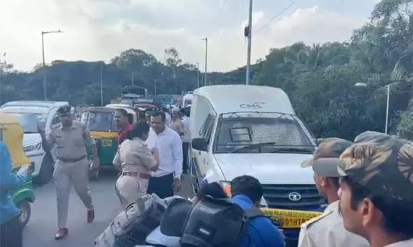 ബെംഗളൂരു നഗരത്തില് പട്ടാപ്പകല് വന് കൊള്ള; എടിഎമ്മില് നിറയ്ക്കാന് കൊണ്ടുവന്ന 7 കോടി രൂപയുമായി മോഷ്ടാക്കള് കടന്നുകളഞ്ഞു ബെംഗളൂരു നഗരത്തില് പട്ടാപ്പകല് വന് കൊള്ള; എടിഎമ്മില് നിറയ്ക്കാന് കൊണ്ടുവന്ന 7 കോടി രൂപയുമായി മോഷ്ടാക്കള് കടന്നുകളഞ്ഞു