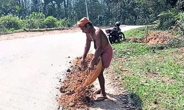 ആര്‍ക്കും അപകടം സംഭവിക്കരുത്; വൈകല്യങ്ങളെ അവഗണിച്ച് വീടിനടുത്തുള്ള തകര്‍ന്ന റോഡരികുകള്‍ തനിച്ച് നന്നാക്കി 63 കാരന്‍