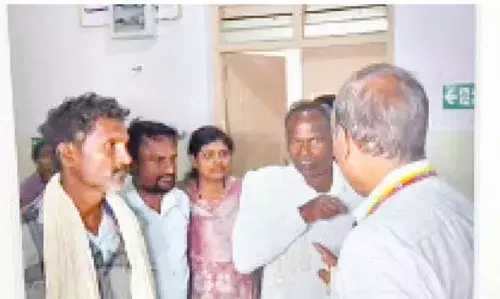 കിടക്കകളുടെ അഭാവം മൂലം യുവതി ആശുപത്രി ഇടനാഴിയില്‍ പ്രസവിച്ചു; തറയില്‍ വീണ് നവജാത ശിശു മരിച്ചു