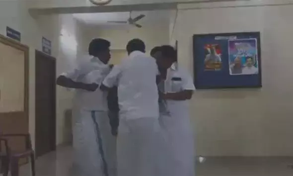 സീറ്റ് തര്‍ക്കത്തെ തുടര്‍ന്ന് ഡി.സി.സി ഓഫീസില്‍ കയ്യാങ്കളി; ദൃശ്യം പുറത്തുവിട്ട കോണ്‍ഗ്രസ് ബ്ലോക്ക് സെക്രട്ടറിക്ക് സസ്പെന്‍ഷന്‍