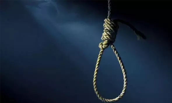 സഹകരണ ബാങ്ക് ജീവനക്കാരന്‍ വീടിന് സമീപത്തെ മരത്തില്‍ തൂങ്ങിമരിച്ച നിലയില്‍