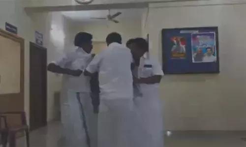 സീറ്റ് തര്‍ക്കത്തെ തുടര്‍ന്ന് ഡി.സി.സി ഓഫീസില്‍ കയ്യാങ്കളി; ദൃശ്യം പുറത്തുവിട്ട കോണ്‍ഗ്രസ് ബ്ലോക്ക് സെക്രട്ടറിക്ക് സസ്പെന്‍ഷന്‍