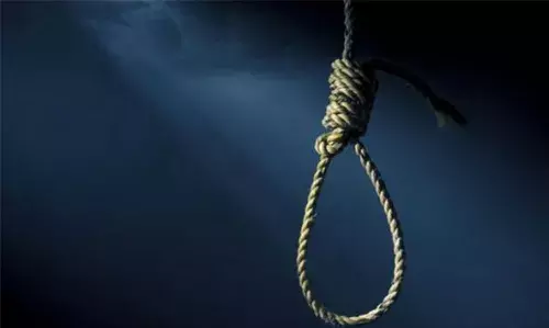 സഹകരണ ബാങ്ക് ജീവനക്കാരന്‍ വീടിന് സമീപത്തെ മരത്തില്‍ തൂങ്ങിമരിച്ച നിലയില്‍