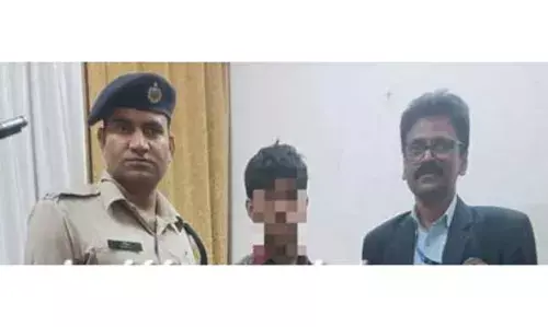 വീട്ടില് നിന്നും ഒളിച്ചോടി ട്രെയിനില് യാത്ര ചെയ്യുന്നതിനിടെ കുട്ടിയെ കയ്യോടെ പിടികൂടി കുടുംബത്തെ ഏല്പ്പിച്ചു; കയ്യടി നേടി കൊങ്കണ് റെയില്വേ ജീവനക്കാര് വീട്ടില് നിന്നും ഒളിച്ചോടി ട്രെയിനില് യാത്ര ചെയ്യുന്നതിനിടെ കുട്ടിയെ കയ്യോടെ പിടികൂടി കുടുംബത്തെ ഏല്പ്പിച്ചു; കയ്യടി നേടി കൊങ്കണ് റെയില്വേ ജീവനക്കാര്