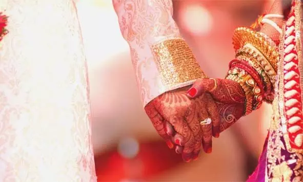 വിവാഹ ദിവസം വധുവിന് വാഹനാപകടത്തില്‍ പരിക്കേറ്റു; ആശുപത്രിയിലെത്തി താലികെട്ടി വരന്‍