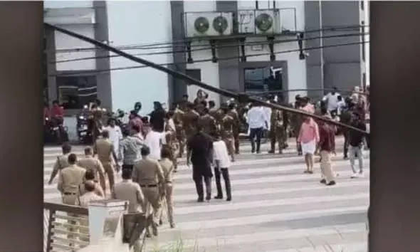 വിവാഹ പാര്‍ട്ടിയുടെ വാഹനങ്ങള്‍ റോഡ് ബ്ലോക്ക് ആക്കി; നാട്ടുകാര്‍ ചോദ്യം ചെയ്തതോടെ പൊരിഞ്ഞ അടി; ഒടുവില്‍ സംഭവിച്ചത്!