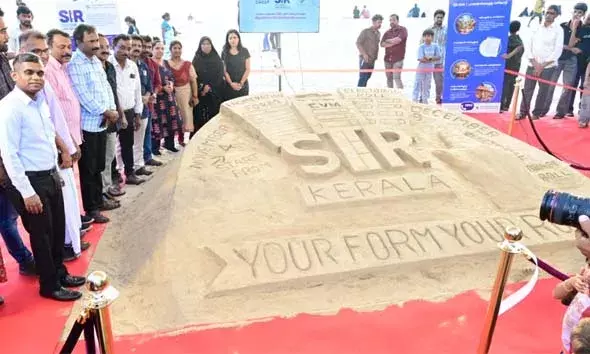 ജനശ്രദ്ധ നേടി എസ്.ഐ.ആര്‍ ബോധവത്കരണത്തിന്റെ ഭാഗമായി നടക്കുന്ന സാന്‍ഡ് ലൈന്‍സ് കേരള കാംപെയ്ന്റെ ബേക്കല്‍ ബീച്ച് പാര്‍ക്കില്‍ ഒരുക്കിയ മണല്‍ശില്പം