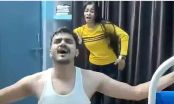 ഡ്യൂട്ടി റൂമില്‍ ബനിയനും പാന്റുമിട്ട് പ്രതിശ്രുത വധുവിനൊപ്പം നൃത്തം ചെയ്യുന്ന വീഡിയോ വൈറല്‍; പിന്നാലെ ഡോക്ടറെ പുറത്താക്കി