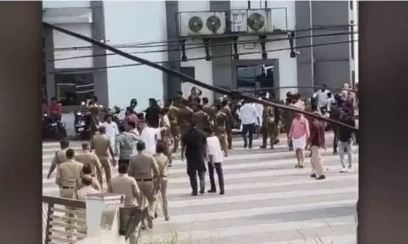 വിവാഹ പാര്ട്ടിയുടെ വാഹനങ്ങള് റോഡ് ബ്ലോക്ക് ആക്കി; നാട്ടുകാര് ചോദ്യം ചെയ്തതോടെ പൊരിഞ്ഞ അടി; ഒടുവില് സംഭവിച്ചത്! വിവാഹ പാര്ട്ടിയുടെ വാഹനങ്ങള് റോഡ് ബ്ലോക്ക് ആക്കി; നാട്ടുകാര് ചോദ്യം ചെയ്തതോടെ പൊരിഞ്ഞ അടി; ഒടുവില് സംഭവിച്ചത്!