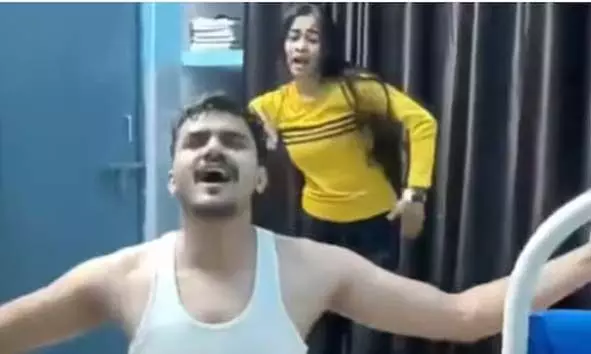 ഡ്യൂട്ടി റൂമില്‍ ബനിയനും പാന്റുമിട്ട് പ്രതിശ്രുത വധുവിനൊപ്പം നൃത്തം ചെയ്യുന്ന വീഡിയോ വൈറല്‍; പിന്നാലെ ഡോക്ടറെ പുറത്താക്കി
