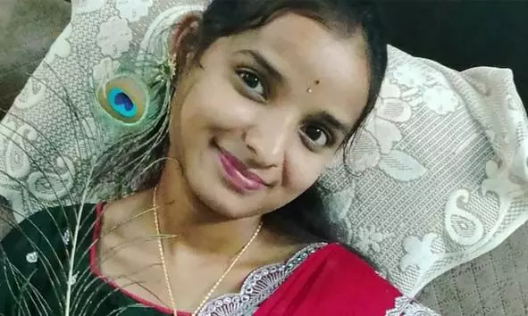 21കാരിയായ കോളേജ് വിദ്യാര്ത്ഥിനി വാടകമുറിയില് മരിച്ച നിലയില്; ഒപ്പമുണ്ടായിരുന്ന ആണ്സുഹൃത്തിനെ പൊലീസ് തിരയുന്നു 21കാരിയായ കോളേജ് വിദ്യാര്ത്ഥിനി വാടകമുറിയില് മരിച്ച നിലയില്; ഒപ്പമുണ്ടായിരുന്ന ആണ്സുഹൃത്തിനെ പൊലീസ് തിരയുന്നു