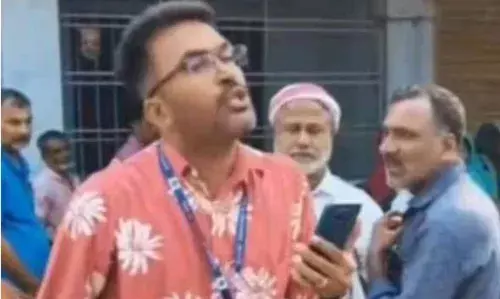 എസ്.ഐ.ആര് എന്യൂമേറഷന് ഫോം വിതരണ ക്യാമ്പിനിടെ ഉടുമുണ്ട് പൊക്കി കാണിച്ചു; ബിഎല്ഒ യെ സ്ഥാനത്ത് നിന്നും മാറ്റി എസ്.ഐ.ആര് എന്യൂമേറഷന് ഫോം വിതരണ ക്യാമ്പിനിടെ ഉടുമുണ്ട് പൊക്കി കാണിച്ചു; ബിഎല്ഒ യെ സ്ഥാനത്ത് നിന്നും മാറ്റി