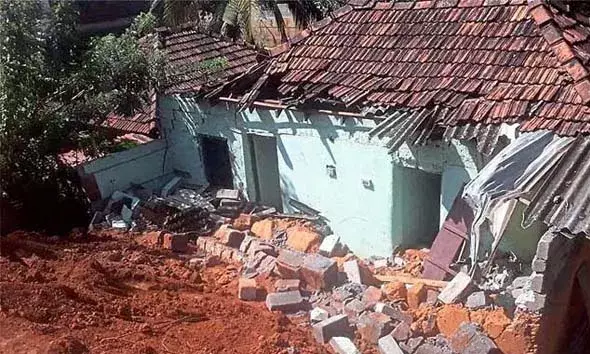 മുന്നറിയിപ്പ് തുണയായി; പുതുതായി താമസം മാറിയ വീടിന് മുകളിലേക്ക് മതില്‍ ഇടിഞ്ഞുവീണ് പൂര്‍ണമായും തകര്‍ന്നു; കുടുംബം രക്ഷപ്പെട്ടത് തലനാരിഴയ്ക്ക്