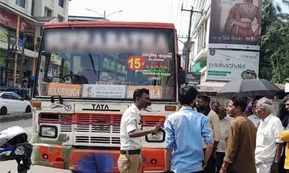 അമിതവേഗതയിലും അശ്രദ്ധമായും വാഹനമോടിച്ച് ബൈക്ക് യാത്രികനെ ഇടിച്ച് തെറിപ്പിച്ചു; ബസ് തടഞ്ഞ് വച്ച് ഡ്രൈവറെ പൊലീസിന് കൈമാറി നാട്ടുകാര്‍