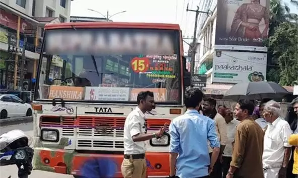 അമിതവേഗതയിലും അശ്രദ്ധമായും വാഹനമോടിച്ച് ബൈക്ക് യാത്രികനെ ഇടിച്ച് തെറിപ്പിച്ചു; ബസ് തടഞ്ഞ് വച്ച് ഡ്രൈവറെ പൊലീസിന് കൈമാറി നാട്ടുകാര്‍