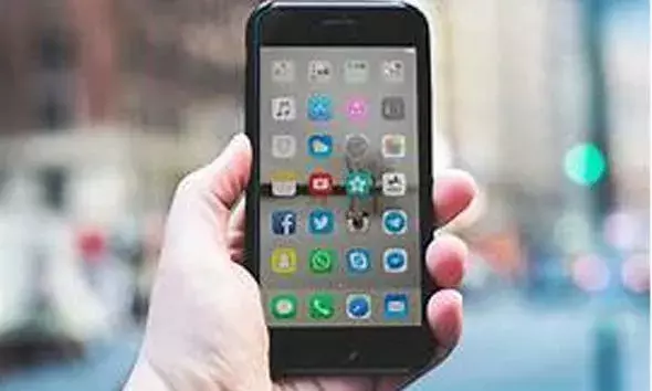 ബൈക്കിലിരുന്ന് സംസാരിക്കുന്നതിനിടെ രണ്ടംഗസംഘം മൊബൈല്‍ ഫോണ്‍ തട്ടിയെടുത്ത് രക്ഷപ്പെട്ടു