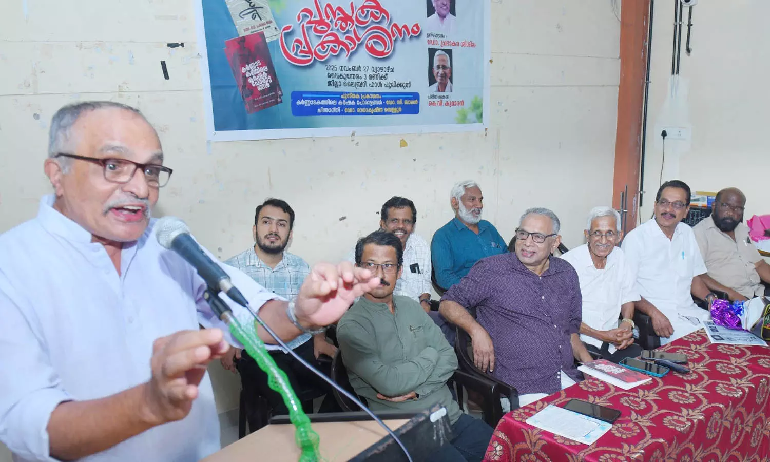 പ്രമുഖ സാഹിത്യകാരന്‍മാരും ചരിത്രകാരനും ഒരേ വേദിയില്‍; പുസ്തക പ്രകാശനം ശ്രദ്ധേയമായി