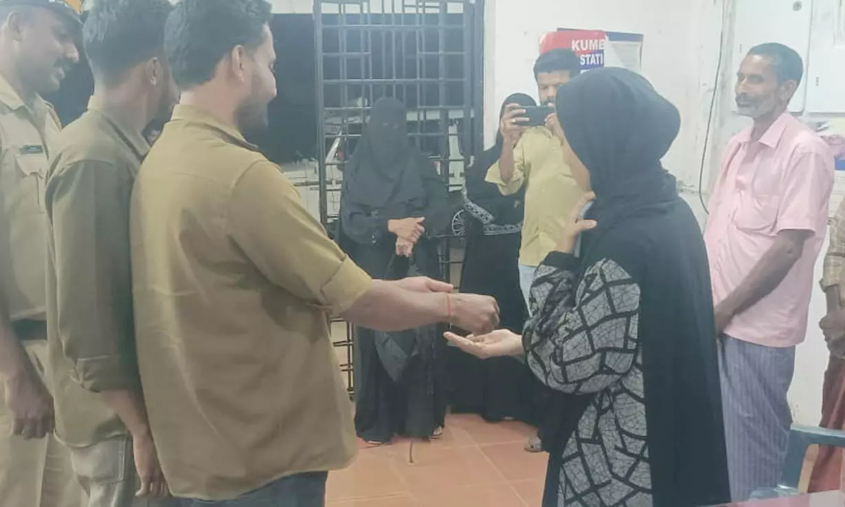 സ്വര്‍ണ്ണ കൈ ചെയിന്‍ ഉടമക്ക് തിരികെ നല്‍കി ബസ് ജീവനക്കാര്‍ മാതൃകയായി