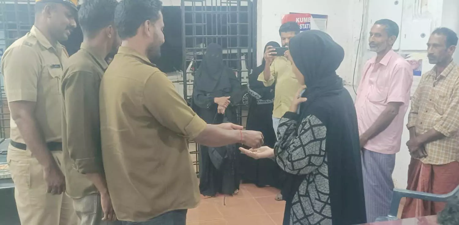 സ്വര്‍ണ്ണ കൈ ചെയിന്‍ ഉടമക്ക് തിരികെ നല്‍കി ബസ് ജീവനക്കാര്‍ മാതൃകയായി