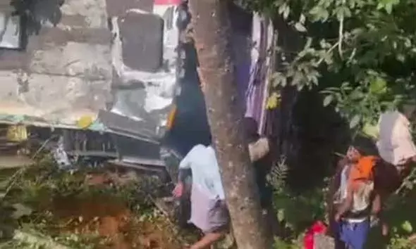 കാസര്‍കോട്ട് ശബരിമല തീര്‍ത്ഥാടകരുടെ ബസ് 30 അടി താഴ്ചയിലേക്ക് മറിഞ്ഞ് ഒരു മരണം; നിരവധി പേര്‍ക്ക് പരിക്കേറ്റു