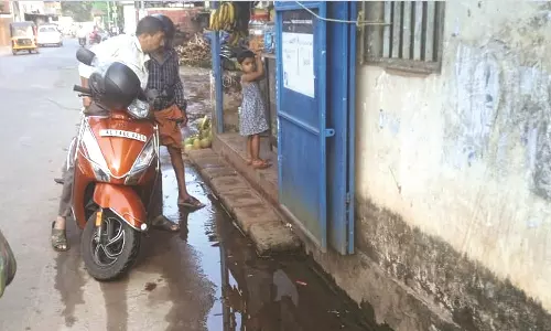 ബീച്ച് റോഡില്‍ ജല അതോറിറ്റിയുടെ    പൈപ്പ് പൊട്ടി കുടിവെള്ളം പാഴാവുന്നു