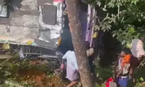 കാസര്‍കോട്ട് ശബരിമല തീര്‍ത്ഥാടകരുടെ ബസ് 30 അടി താഴ്ചയിലേക്ക് മറിഞ്ഞ് ഒരു മരണം; നിരവധി പേര്‍ക്ക് പരിക്കേറ്റു