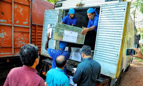 വോട്ടിംഗ് മെഷീന് അടക്കം പോളിംഗ് സാമഗ്രികള് സ്ട്രോങ്ങ് റൂമുകളിലേക്ക് മാറ്റി വോട്ടിംഗ് മെഷീന് അടക്കം പോളിംഗ് സാമഗ്രികള് സ്ട്രോങ്ങ് റൂമുകളിലേക്ക് മാറ്റി