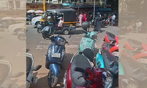 സീബ്രാലൈന് മാഞ്ഞു; നഗരത്തില് വാഹനങ്ങള് വേഗത കുറക്കുന്നില്ലെന്ന് പരാതി സീബ്രാലൈന് മാഞ്ഞു; നഗരത്തില് വാഹനങ്ങള് വേഗത കുറക്കുന്നില്ലെന്ന് പരാതി