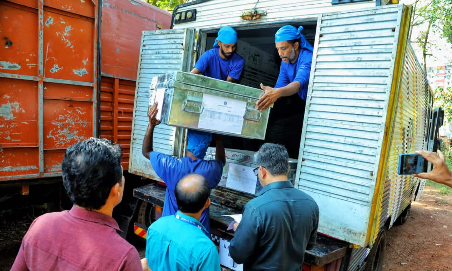 വോട്ടിംഗ് മെഷീന്‍ അടക്കം പോളിംഗ്  സാമഗ്രികള്‍ സ്‌ട്രോങ്ങ് റൂമുകളിലേക്ക് മാറ്റി