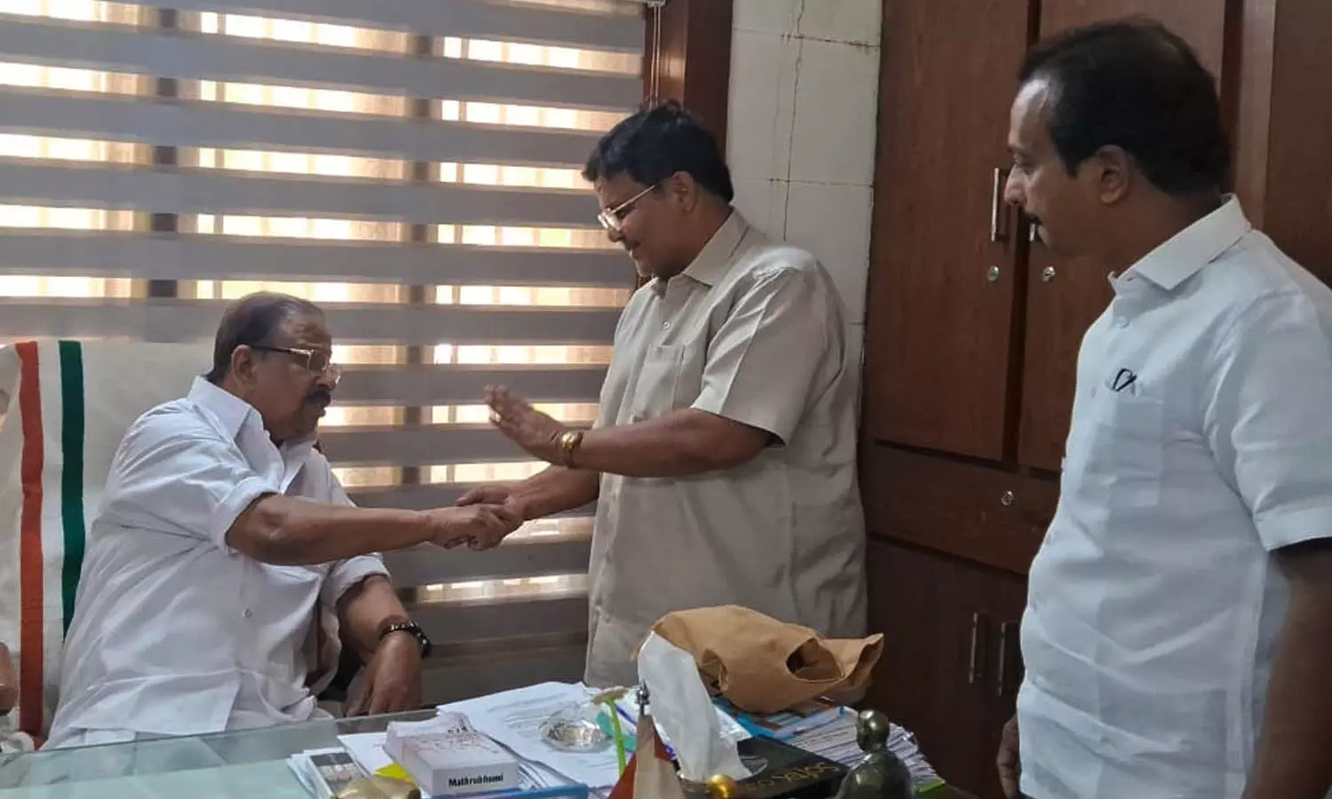 അരനൂറ്റാണ്ട് മുമ്പ് പരിചയപ്പെട്ട സുഹൃത്തിനെ തിരഞ്ഞെടുപ്പ് തിരക്കിനിടയിലും കെ. സുധാകരന് മറന്നില്ല അരനൂറ്റാണ്ട് മുമ്പ് പരിചയപ്പെട്ട സുഹൃത്തിനെ തിരഞ്ഞെടുപ്പ് തിരക്കിനിടയിലും കെ. സുധാകരന് മറന്നില്ല