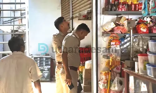 മഞ്ചേശ്വരത്ത് സൂപ്പര് മാര്ക്കറ്റിന്റെ ഷട്ടര് തകര്ത്ത് 35,000 രൂപയും സാധനങ്ങളും കവര്ന്നു മഞ്ചേശ്വരത്ത് സൂപ്പര് മാര്ക്കറ്റിന്റെ ഷട്ടര് തകര്ത്ത് 35,000 രൂപയും സാധനങ്ങളും കവര്ന്നു