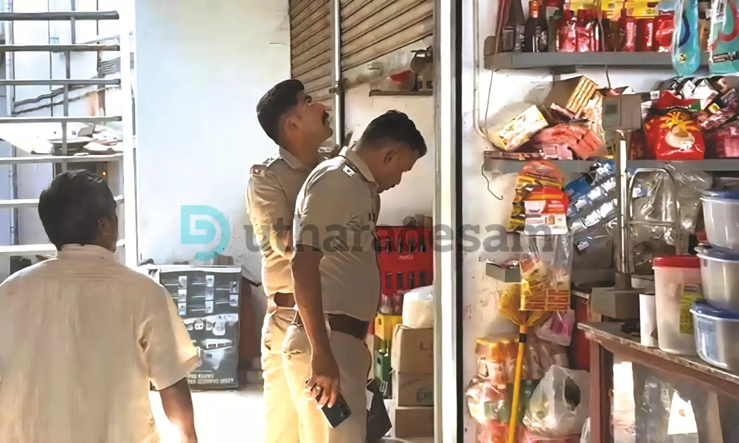 മഞ്ചേശ്വരത്ത് സൂപ്പര് മാര്ക്കറ്റിന്റെ ഷട്ടര് തകര്ത്ത് 35,000 രൂപയും സാധനങ്ങളും കവര്ന്നു മഞ്ചേശ്വരത്ത് സൂപ്പര് മാര്ക്കറ്റിന്റെ ഷട്ടര് തകര്ത്ത് 35,000 രൂപയും സാധനങ്ങളും കവര്ന്നു