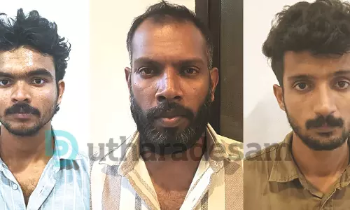 വീട്ടുമുറ്റത്ത് നിന്ന് 11 ലക്ഷം രൂപ വിലയുള്ള ടൊയോട്ട കാര് മോഷ്ടിച്ച് കടത്തിയ കേസില് കാസര്കോട് സ്വദേശി ഉള്പ്പെടെ മൂന്നുപേര് അറസ്റ്റില് വീട്ടുമുറ്റത്ത് നിന്ന് 11 ലക്ഷം രൂപ വിലയുള്ള ടൊയോട്ട കാര് മോഷ്ടിച്ച് കടത്തിയ കേസില് കാസര്കോട് സ്വദേശി ഉള്പ്പെടെ മൂന്നുപേര് അറസ്റ്റില്