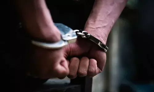 കൈക്കൂലി: വടക്കാഞ്ചേരിയില് കാസര്കോട് സ്വദേശിയായ ഹെല്ത്ത് സൂപ്പര്വൈസര് പിടിയില് കൈക്കൂലി: വടക്കാഞ്ചേരിയില് കാസര്കോട് സ്വദേശിയായ ഹെല്ത്ത് സൂപ്പര്വൈസര് പിടിയില്