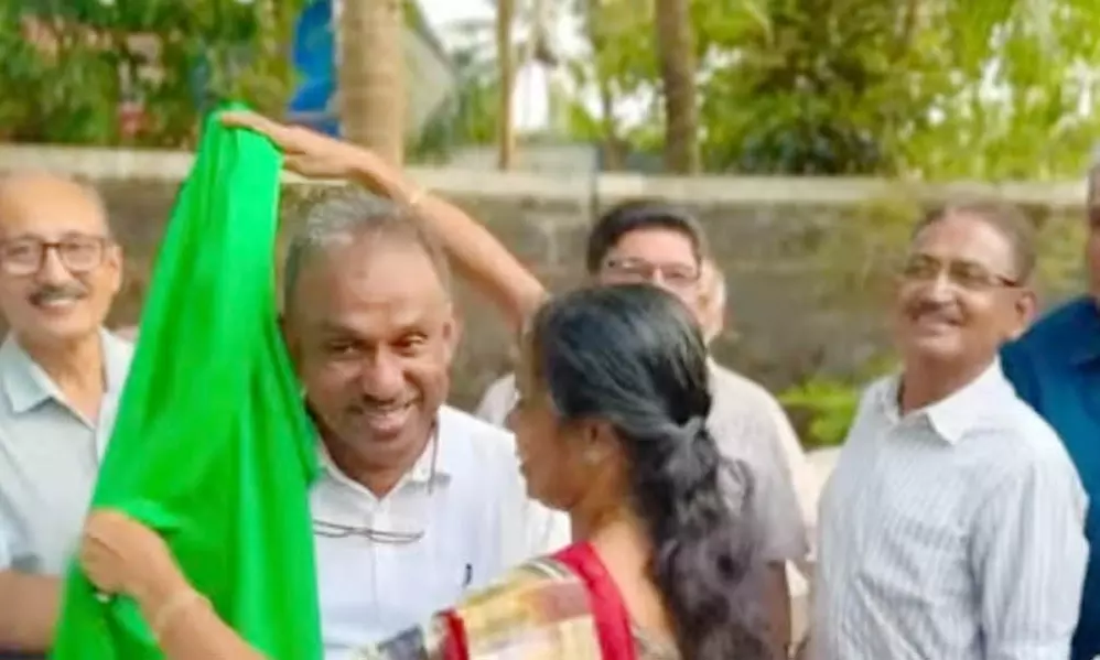 സ്ഥാനാര്‍ത്ഥിക്കൊരുക്കിയ ചായ  സല്‍ക്കാരത്തില്‍ നൂറ് കണക്കിനാളുകള്‍