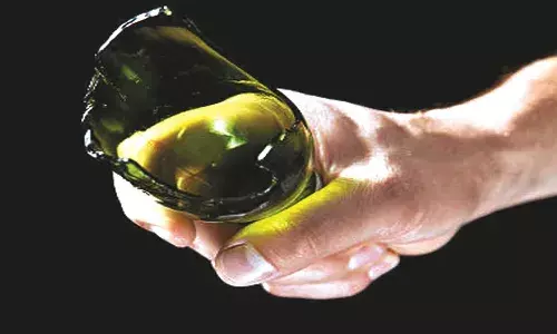 പണം കടം നല്കാത്തതിന് യുവാവിനെ ബിയര് കുപ്പി കൊണ്ട് കുത്തി പണം കടം നല്കാത്തതിന് യുവാവിനെ ബിയര് കുപ്പി കൊണ്ട് കുത്തി