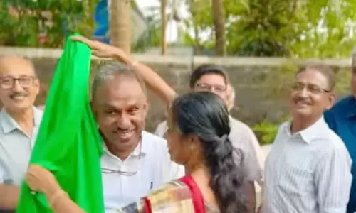 സ്ഥാനാര്‍ത്ഥിക്കൊരുക്കിയ ചായ  സല്‍ക്കാരത്തില്‍ നൂറ് കണക്കിനാളുകള്‍