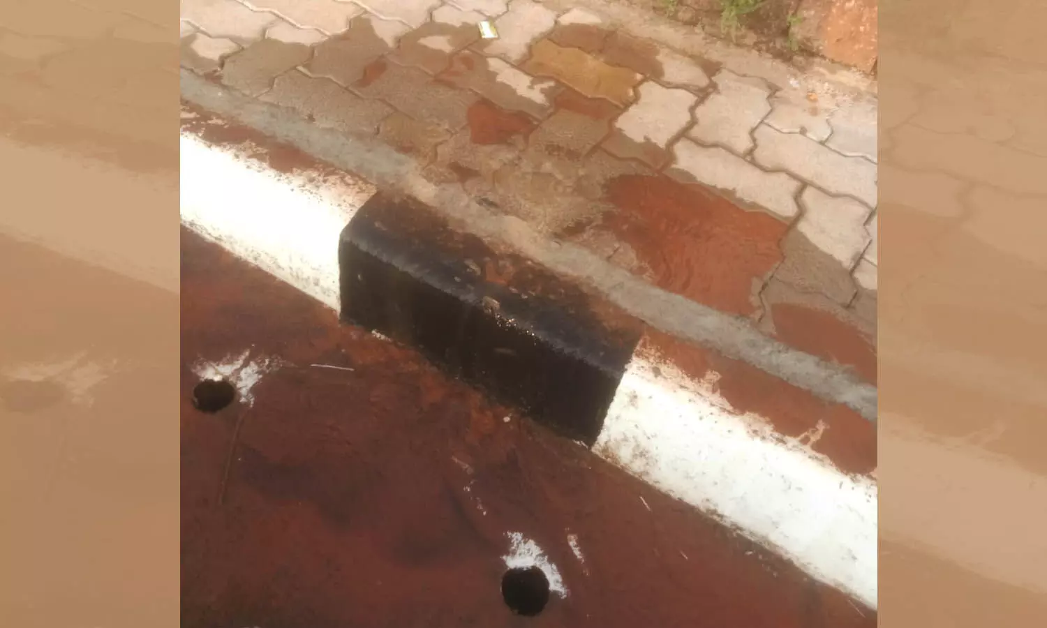 പൊട്ടിയ പൈപ്പുകള് നന്നാക്കാന് നടപടിയില്ല, പരക്കെ കുടിവെള്ളം പാഴാവുന്നു പൊട്ടിയ പൈപ്പുകള് നന്നാക്കാന് നടപടിയില്ല, പരക്കെ കുടിവെള്ളം പാഴാവുന്നു