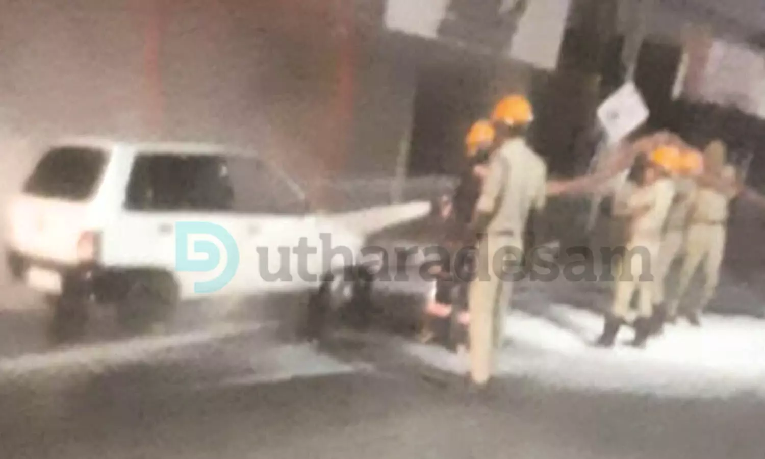 കാസര്കോട് നഗരത്തില് ഓടിക്കൊണ്ടിരുന്ന കാറിന് തീപിടിച്ചു കാസര്കോട് നഗരത്തില് ഓടിക്കൊണ്ടിരുന്ന കാറിന് തീപിടിച്ചു