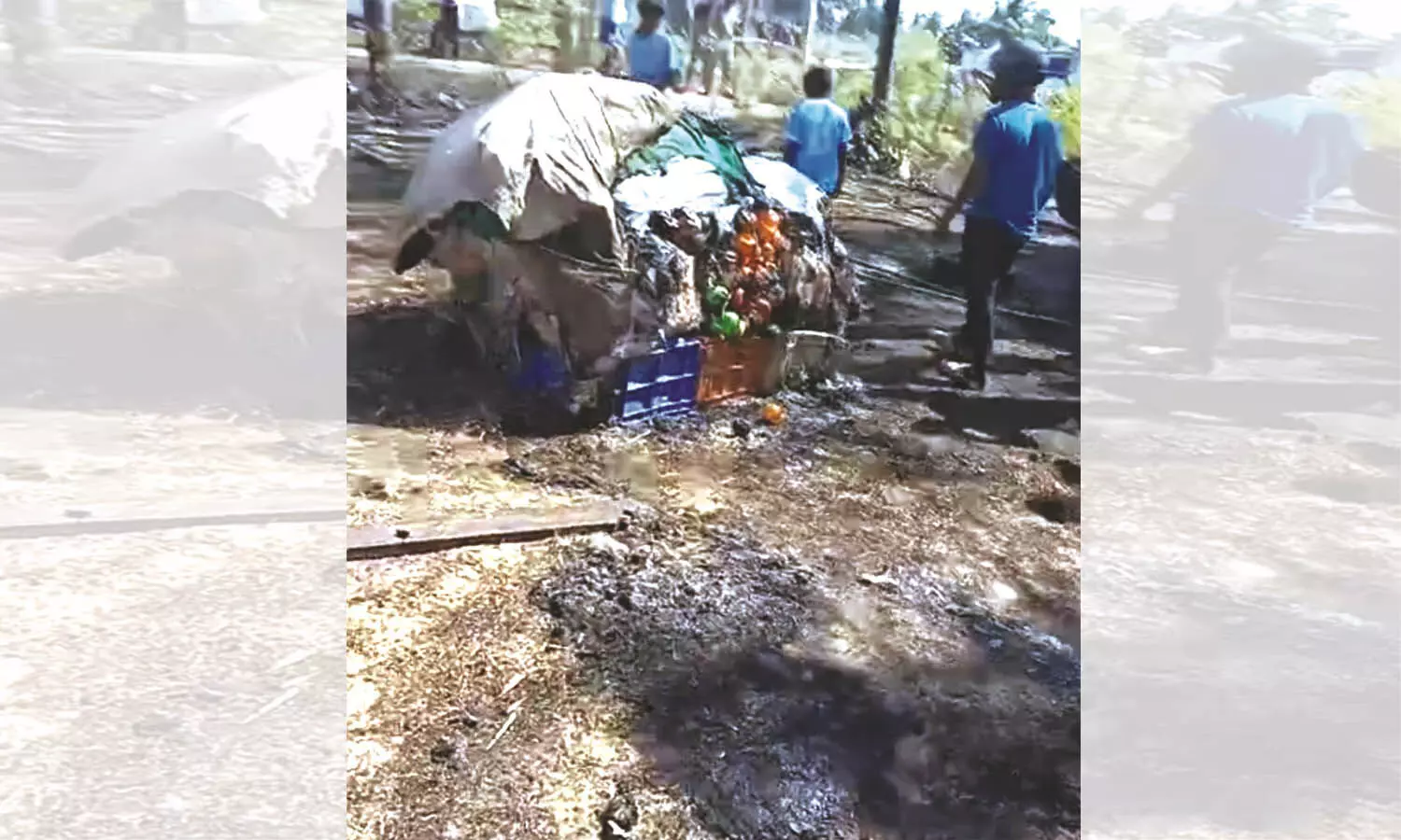 പെര്‍വാഡ് കടപ്പുറത്ത് തോണിയും വലകളും കത്തിനശിച്ചു