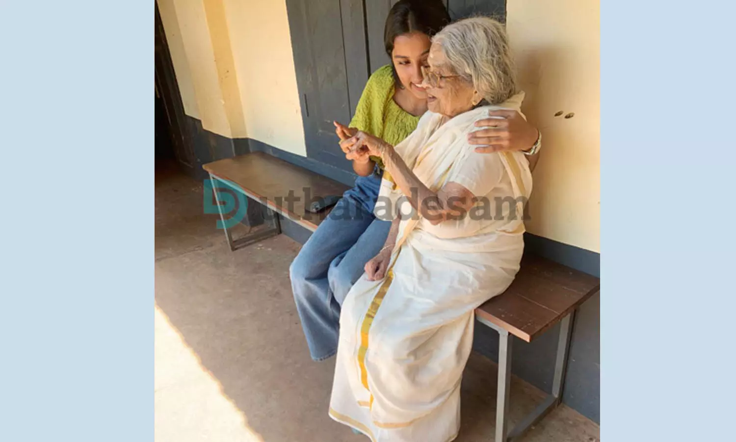 നൂറ്റൊന്നു വയസ്സ്, 1951 മുതല്‍ ഇന്നുവരെ മുടങ്ങാതെ വോട്ട്  ചെയ്ത മുളിയാറിലെ കരിച്ചേരി നാരായണി അമ്മക്ക് കയ്യടി