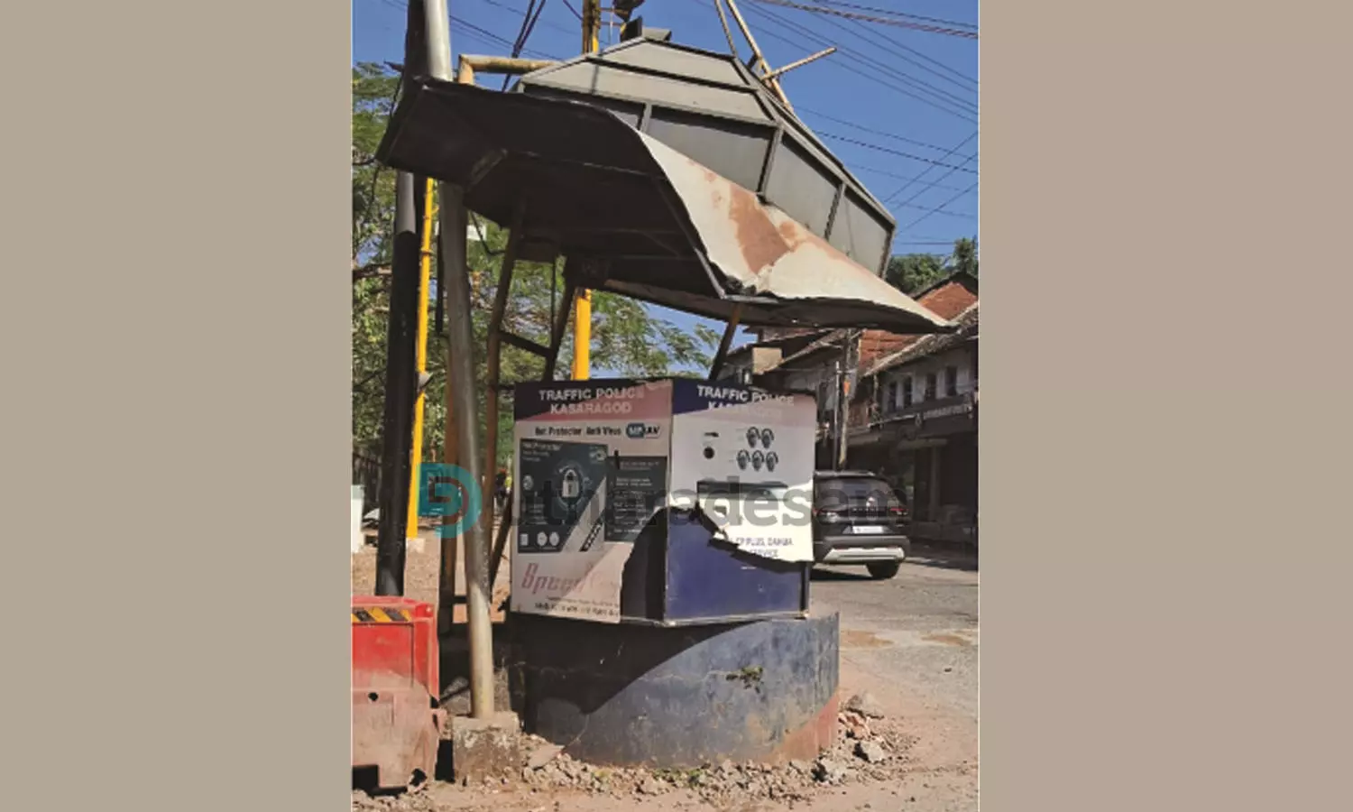 വാഹനമിടിച്ച് ട്രാഫിക്ക് പോയിന്റ് കൂടാരം തകര്‍ന്ന നിലയില്‍