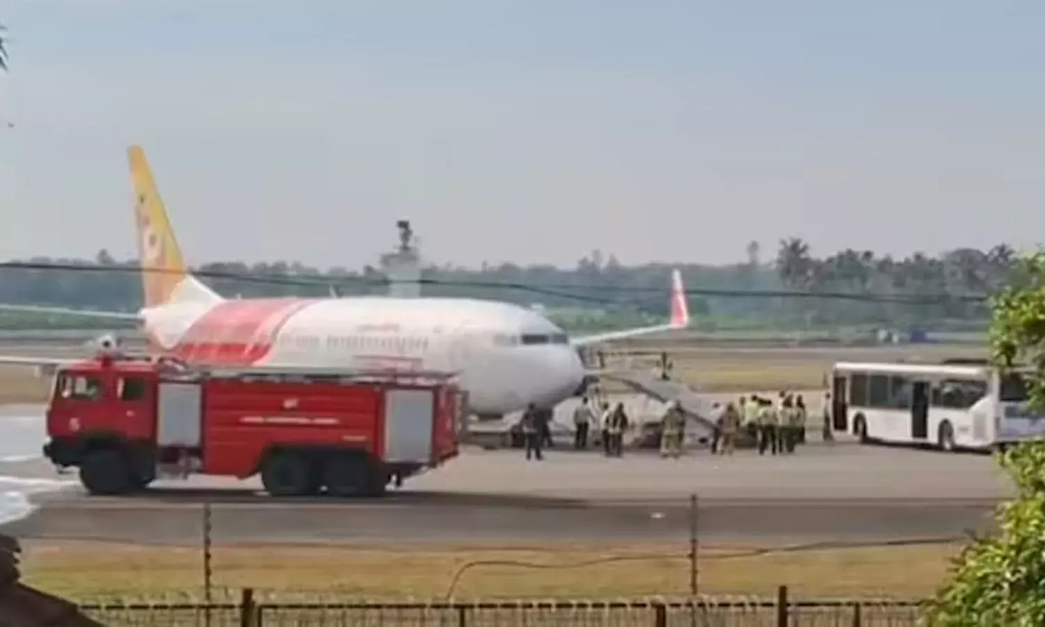 എയര്‍ ഇന്ത്യ എക്‌സ്പ്രസിന് കൊച്ചിയില്‍ അടിയന്തര ലാന്റിംഗ്; വിമാനത്തിന്റെ ടയറുകള്‍ പൊട്ടി