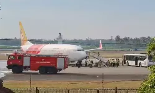 എയര് ഇന്ത്യ എക്സ്പ്രസിന് കൊച്ചിയില് അടിയന്തര ലാന്റിംഗ്; വിമാനത്തിന്റെ ടയറുകള് പൊട്ടി എയര് ഇന്ത്യ എക്സ്പ്രസിന് കൊച്ചിയില് അടിയന്തര ലാന്റിംഗ്; വിമാനത്തിന്റെ ടയറുകള് പൊട്ടി