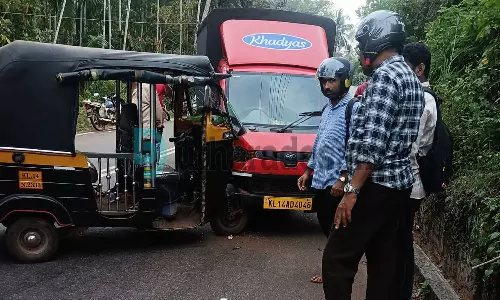 കന്യപ്പാടി-പടിപ്പുര വളവില് അപകടം പതിവ്; വഗത നിയന്ത്രണം വേണമെന്നാവശ്യം കന്യപ്പാടി-പടിപ്പുര വളവില് അപകടം പതിവ്; വഗത നിയന്ത്രണം വേണമെന്നാവശ്യം