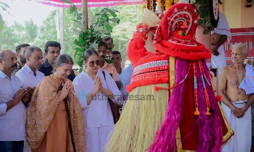 തെയ്യത്തെ തൊഴുതുവണങ്ങി മനീഷ കൊയ്‌രാള